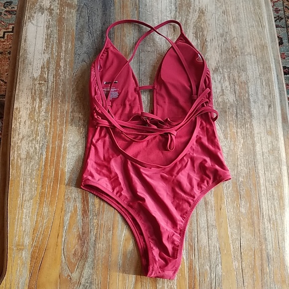 Express plunge one piece swimsuit - Picture 2 of 4